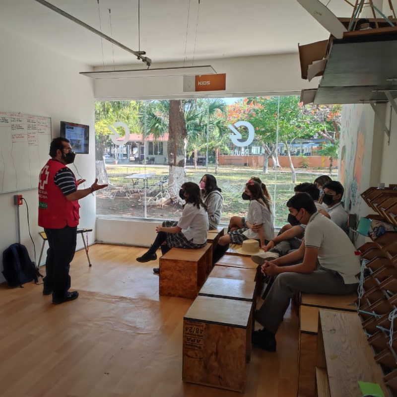 Clase en salón STEAM en instalaciones de Cumbres Chetumal