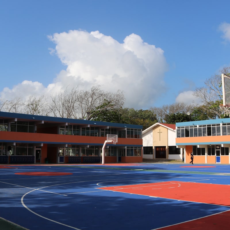 Canchas de básquetbol en instalaciones de Cumbres Chetumal