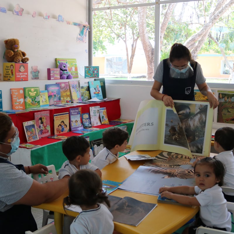 Maestras y alumnos de preescolar en clases de Cumbres Chetumal