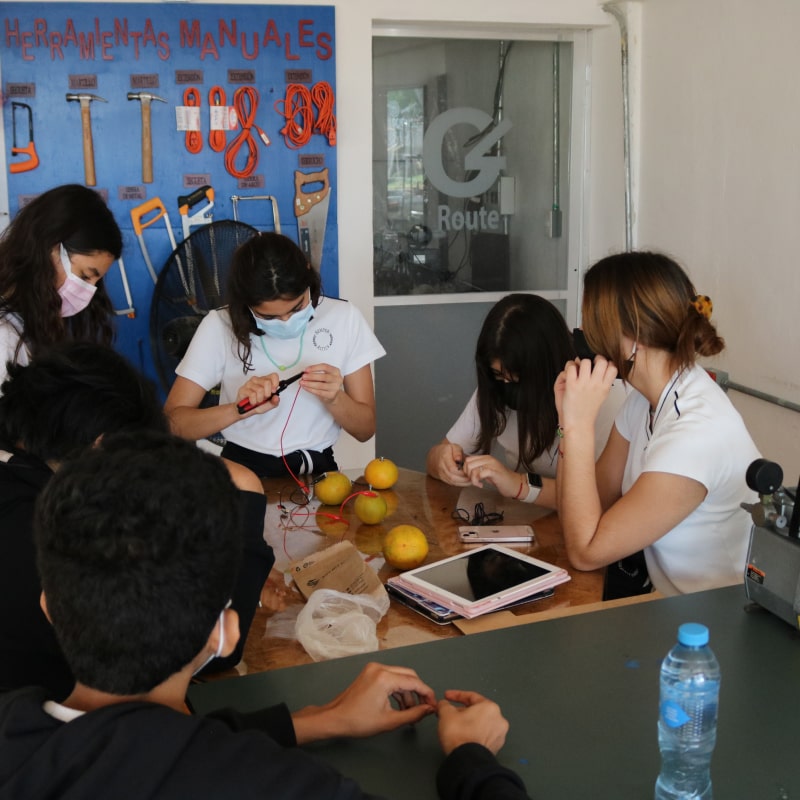 Alumnos aprendiendo en clase de Cumbres Chetumal